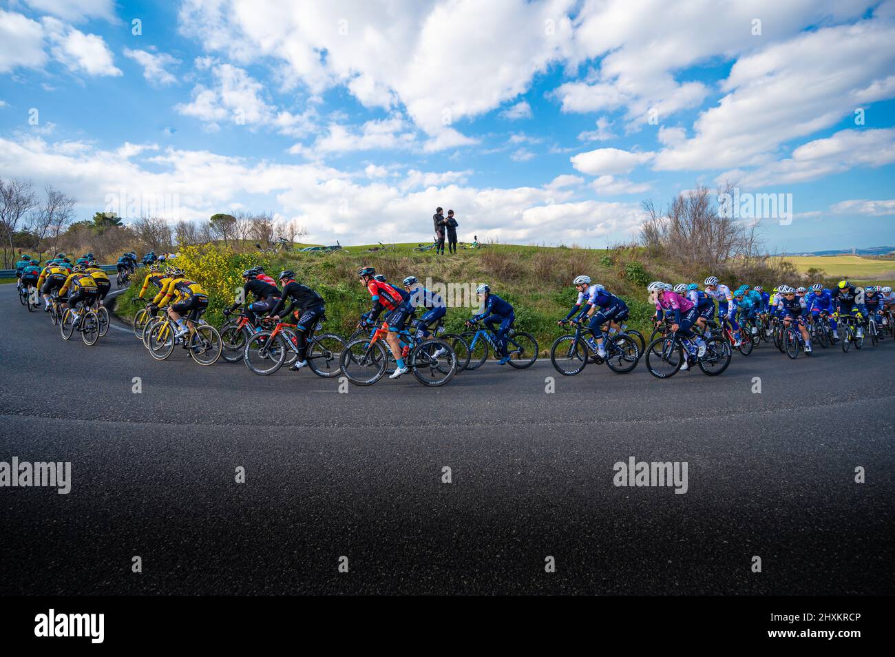 Italien, 12. März 2022 - Radprofis fahren während der Etappe Tirreno Adriatico auf der Etappe Apecchio - Carpegna im Marc bergauf Stockfoto