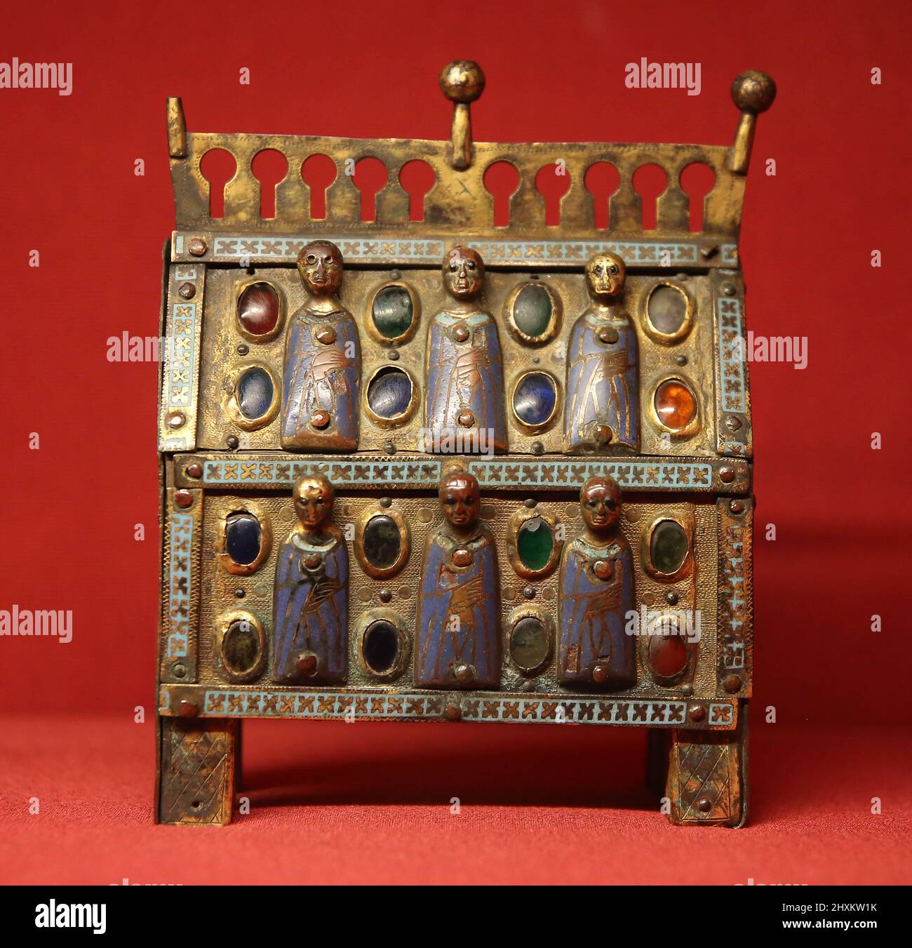 Chasse oder Box Reliquiar. Figuren emailliert und Edelsteine. Limoges. Frankreich. 13. Jahrhundert. Mares Museum. Barcelona. Spanien Stockfoto
