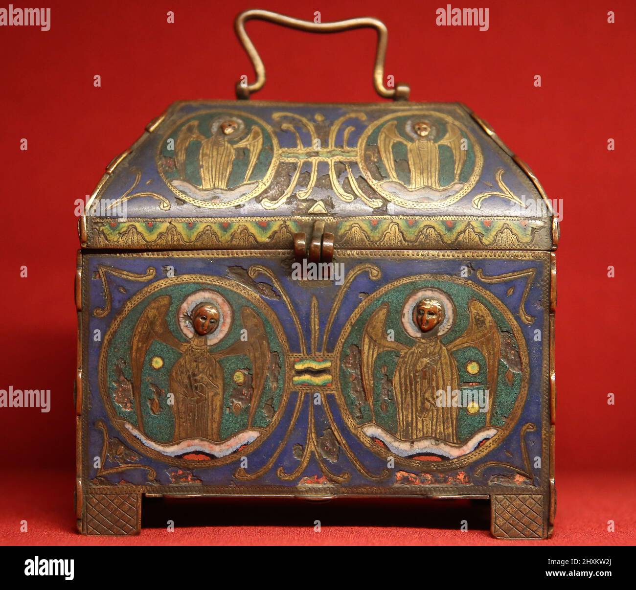 Chasse oder Box Reliquiar. Figuren emailliert. Limoges. Frankreich. 13. Jahrhundert. Mares Museum. Barcelona. Spanien Stockfoto