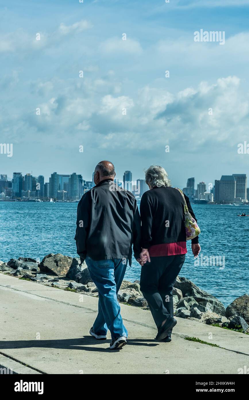 Amerikaner aussehende Senioren, die am Strand spazieren gehen Stockfoto