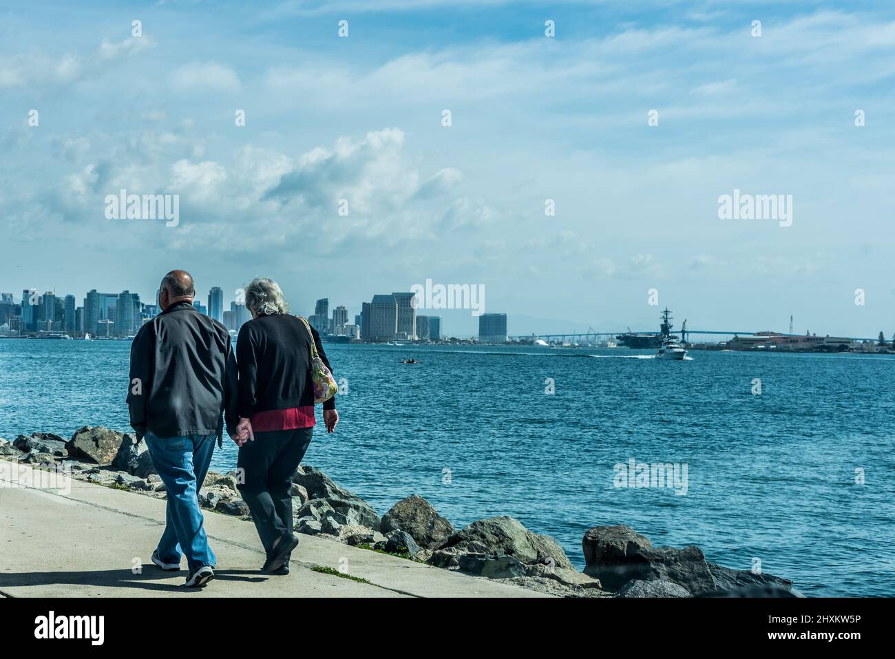 Amerikaner aussehende Senioren, die am Strand spazieren gehen Stockfoto