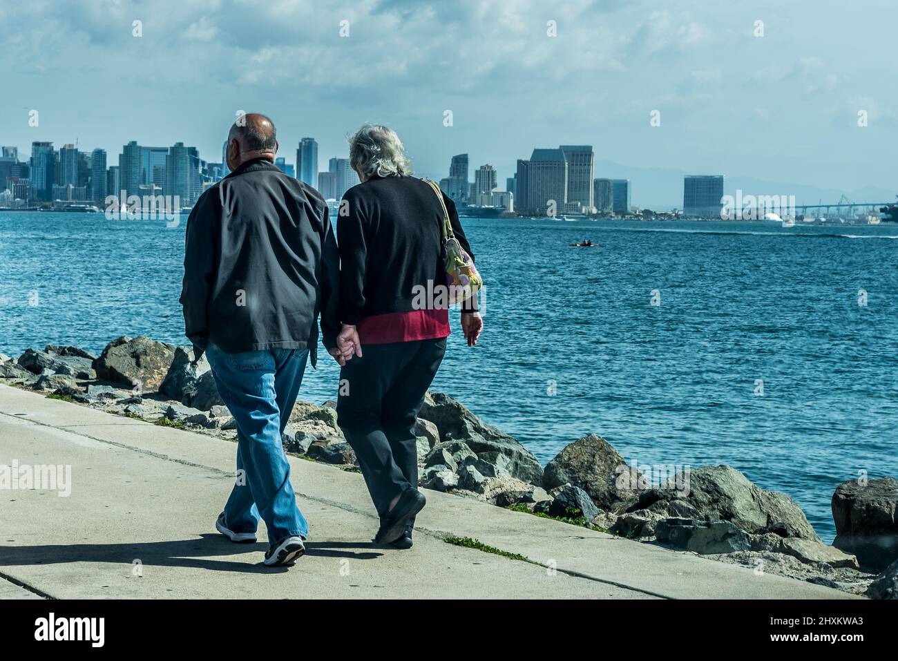 Amerikaner aussehende Senioren, die am Strand spazieren gehen Stockfoto