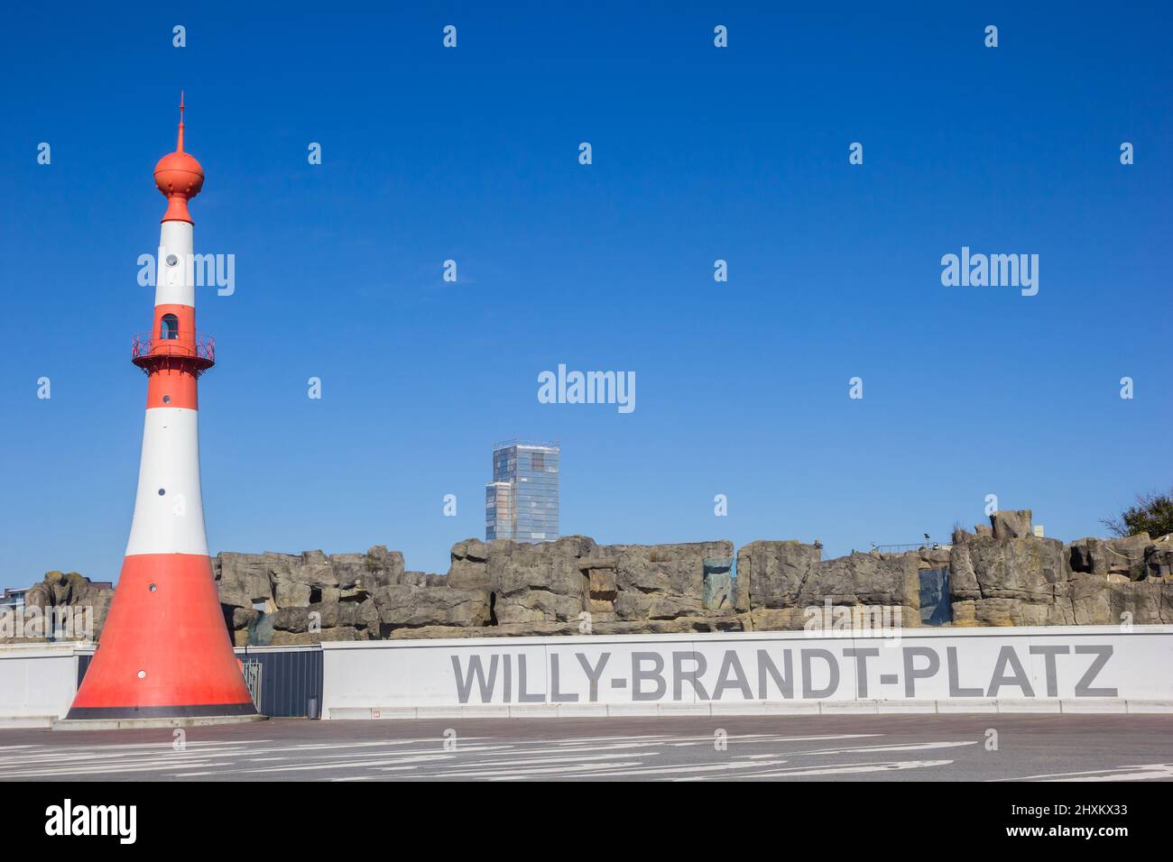 Rot-weißer Minarett-Leuchtturm in Bremerhaven Stockfoto