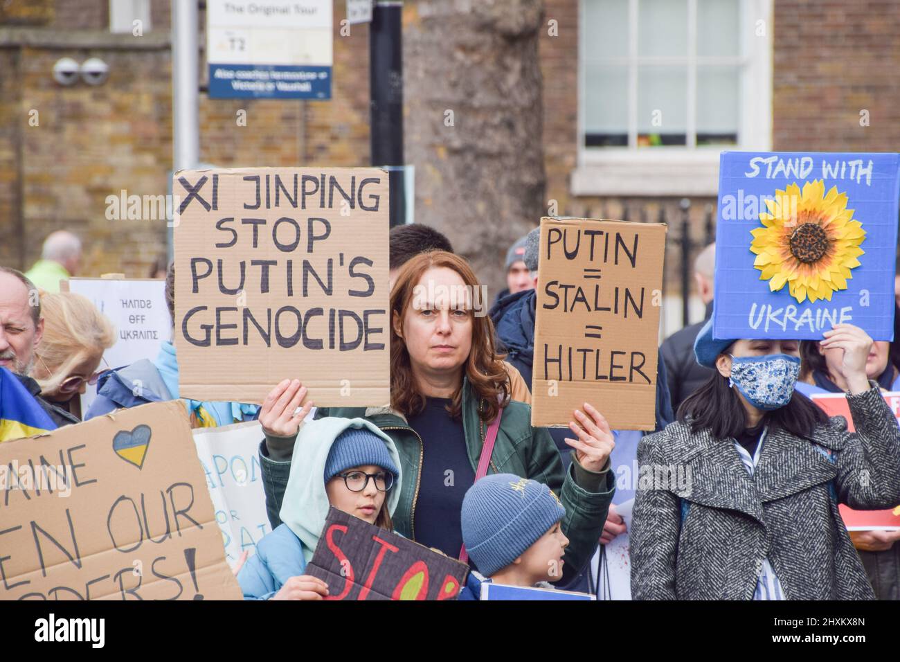 London, Großbritannien. 13.. März 2022. Ein Protestler hält ein Zeichen, das den chinesischen Präsidenten Xi Jinping auffordert, "Putins Völkermord zu unterlassen" . Tausende von Demonstranten versammelten sich vor der Downing Street zur Unterstützung der Ukraine, während Russland seinen Angriff fortsetzt. Kredit: Vuk Valcic/Alamy Live Nachrichten Stockfoto