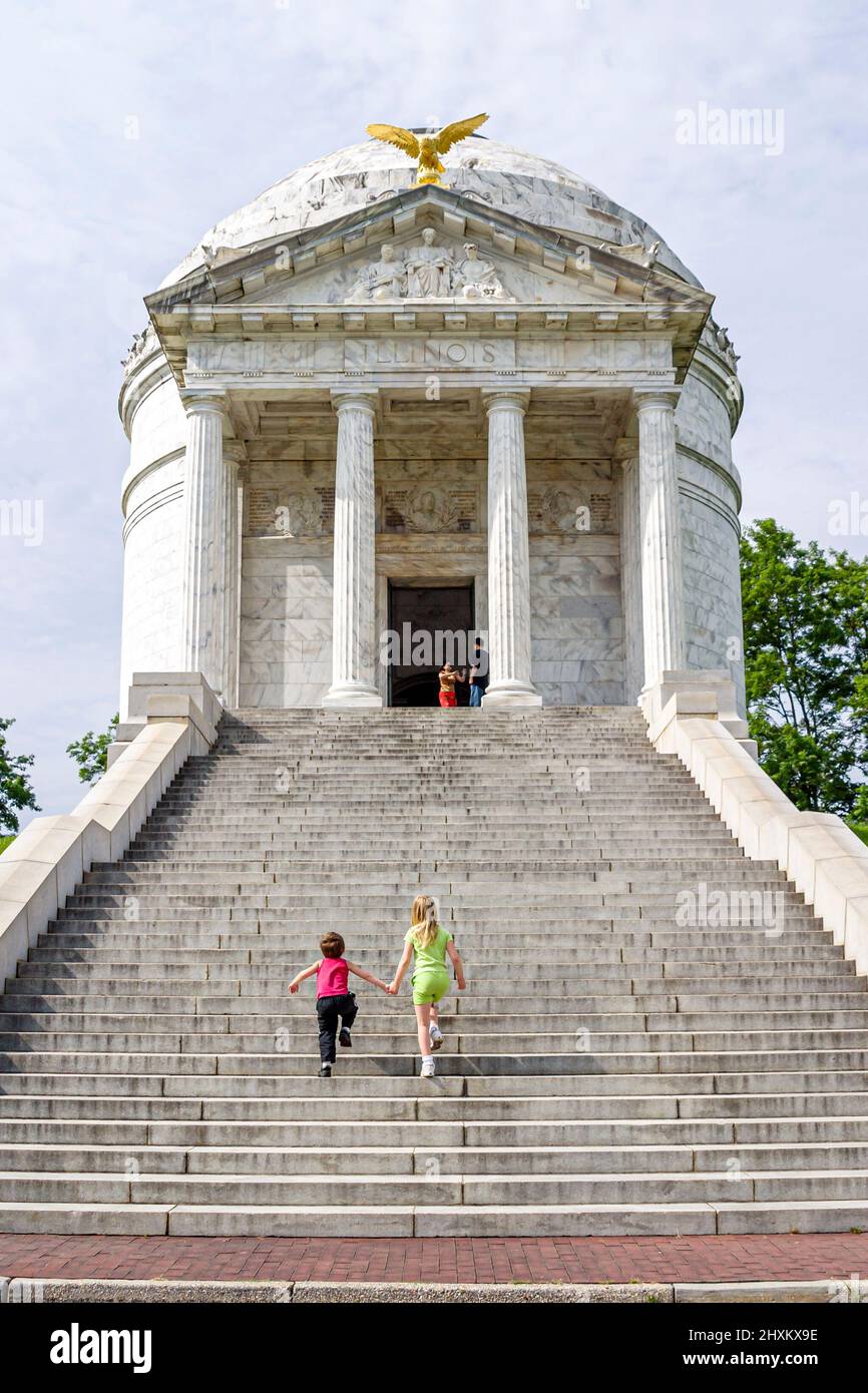 Mississippi Vicksburg National Military Park, Schlachtfeld des Bürgerkriegs Illinois Memorial, Besuch von Boy Girl, steile Schritte Stockfoto