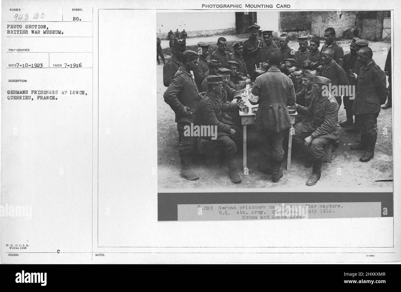 Deutsche Gefangene beim Mittagessen, Querrieu, Frankreich. Juli 1916. Sammlung von Fotografien aus dem Ersten Weltkrieg, 1914-1918, die die militärischen Aktivitäten der britischen und anderen Streitkräfte und des Personals während des Ersten Weltkriegs darstellen Stockfoto