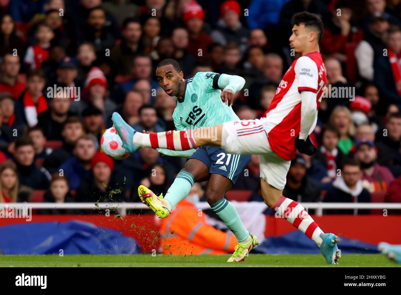 13.. März 2022 ; The Emirates, Islington, London, England. Premier League Fußball, Arsenal gegen Leicester City: Ricardo Pereira von Leicester City rollt die Ballrunde Gabriel Martinelli von Arsenal Stockfoto