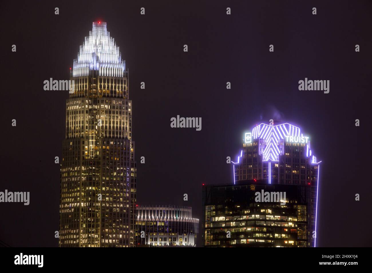 Nahaufnahme von modernen Wolkenkratzern in der Innenstadt von Charlotte, North Carolina bei Nacht. Stockfoto