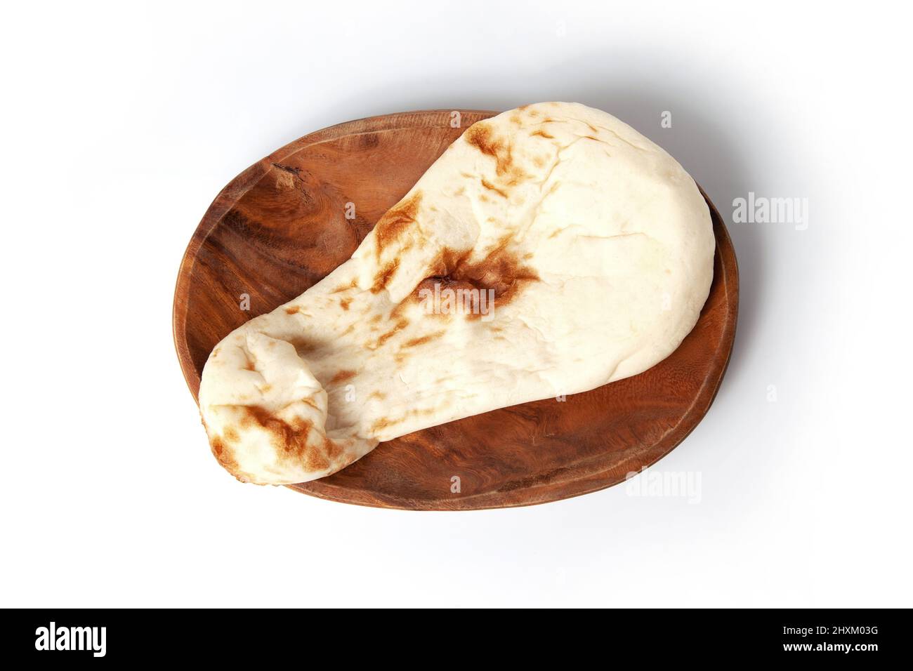 Naan indisches Brot auf Teller isoliert auf weißem Hintergrund Stockfoto