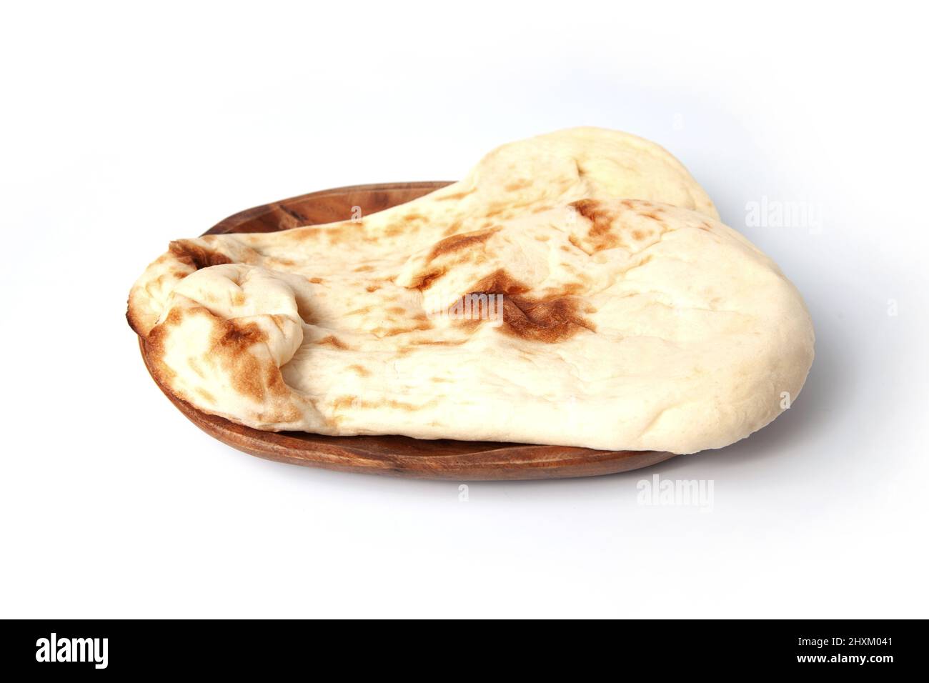 Naan indisches Brot auf Teller isoliert auf weißem Hintergrund Stockfoto