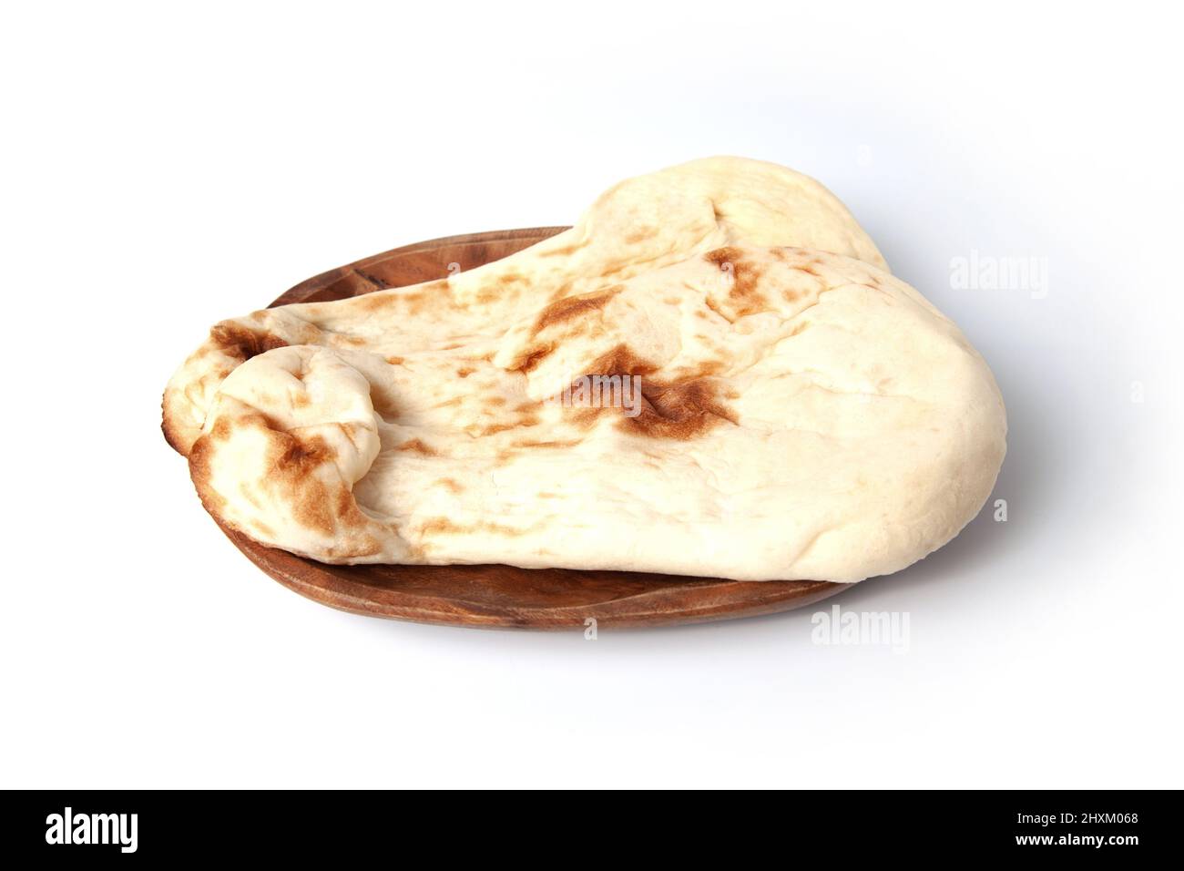 Naan indisches Brot auf Teller isoliert auf weißem Hintergrund Stockfoto