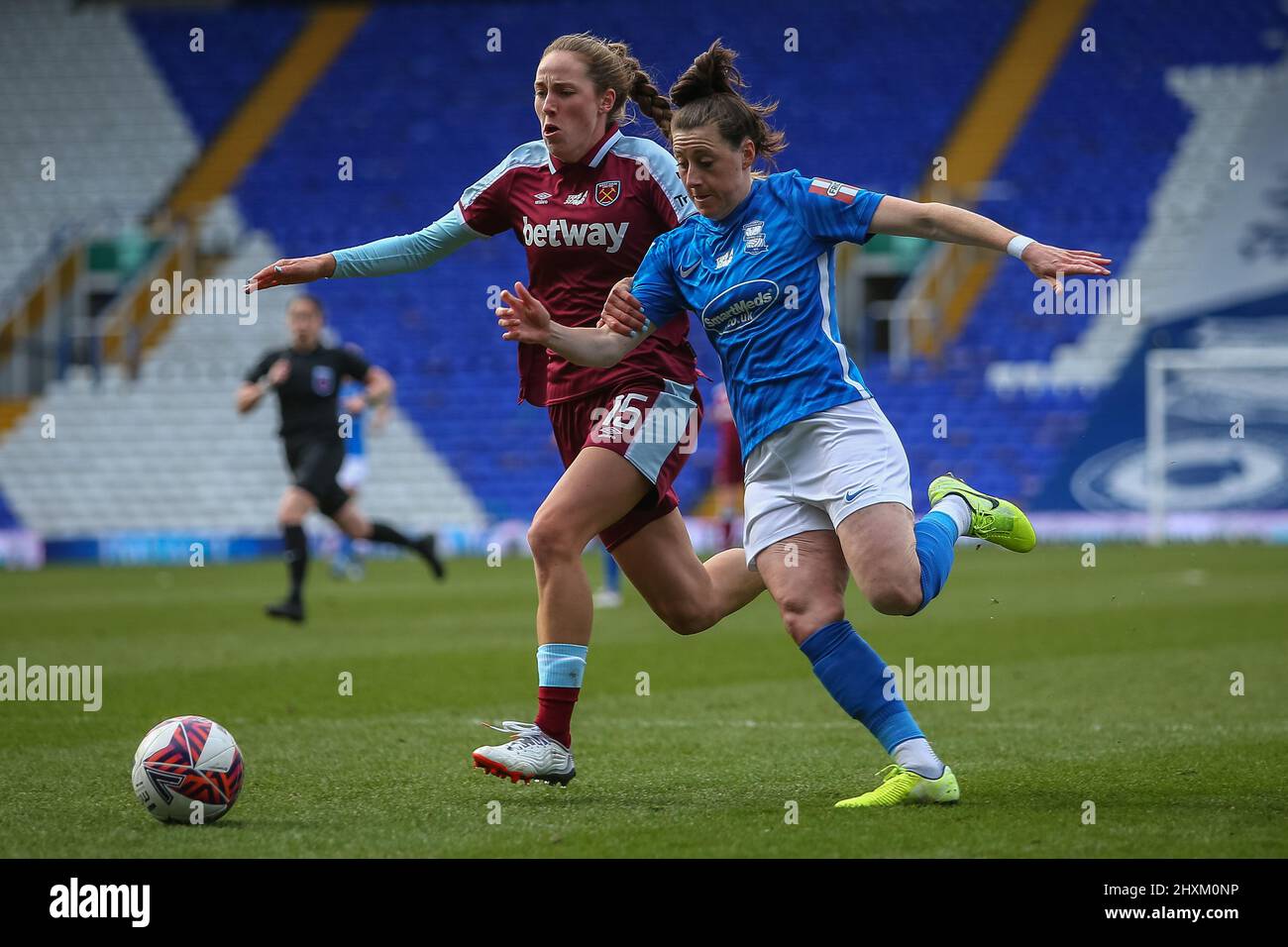 Bordesley, Birmingham, 13/03/2022, Lucy Quinn (17 Birmingham City) läuft beim WSL-Spiel zwischen Birmingham City und West Ham in St. Andrews an Lucy Parker (15 West Ham United) vorbei. Gareth Evans/SPP Kredit: SPP Sport Pressefoto. /Alamy Live News Stockfoto