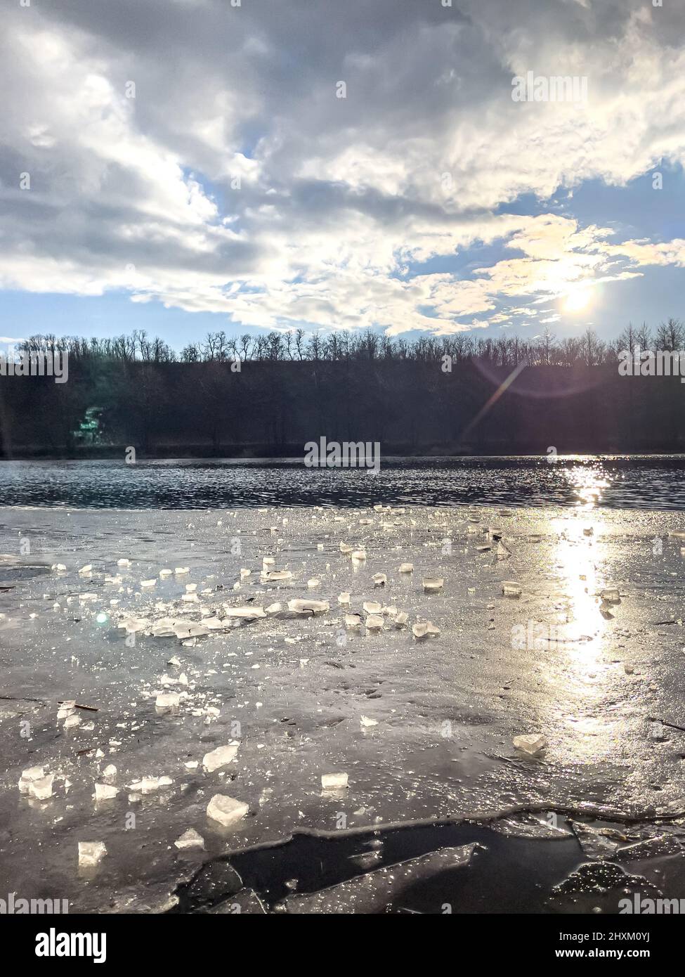 Der Fluss im Frühjahr schmilzt das Eis auf dem Fluss. Stockfoto