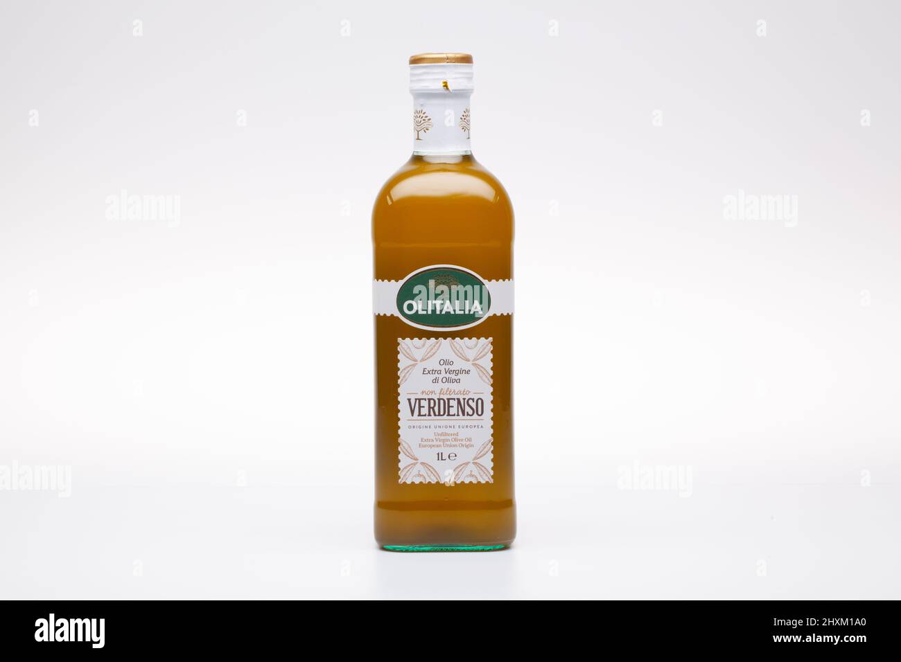 Prag, Tschechische Republik - 10. Dezember ,2020: Verdenso Olivenöl auf weißem Hintergrund. Olitalia, ein italienisches Unternehmen, das sich auf Öle und Essige spezialisiert hat. Stockfoto