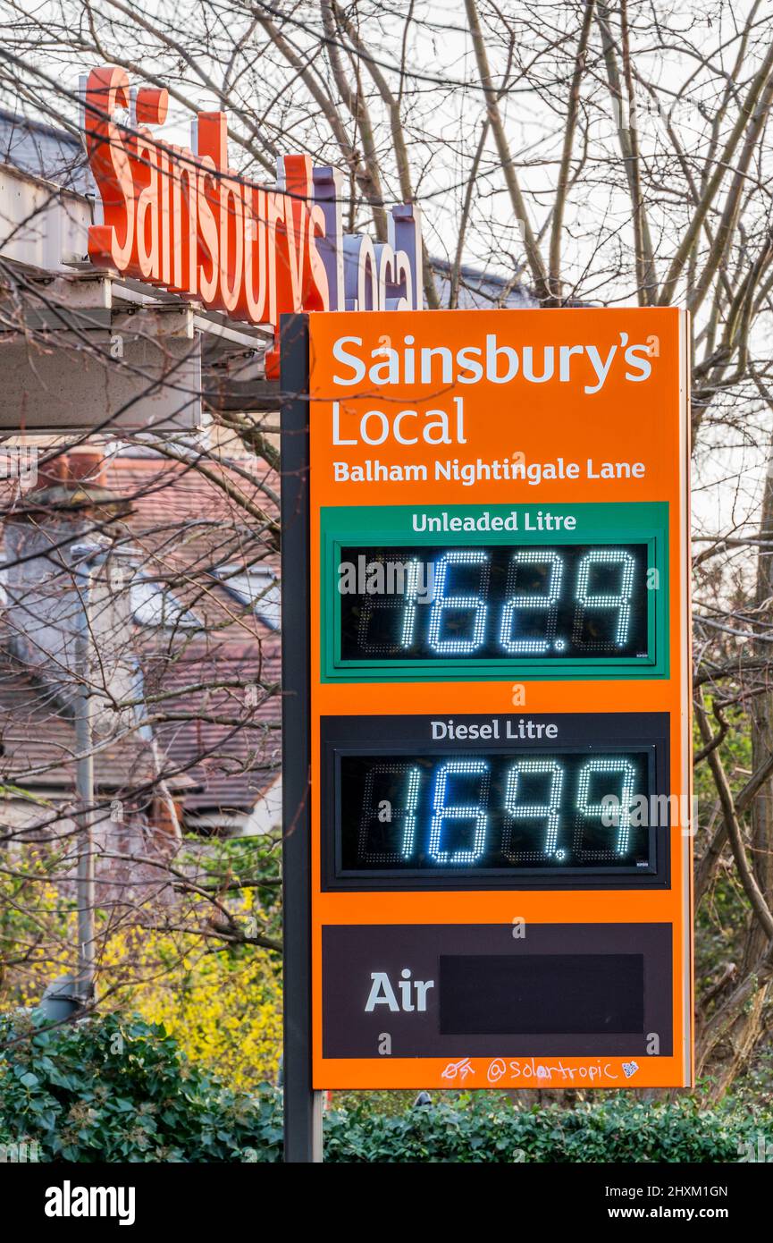 London, Großbritannien. 13. März 2022. Aufgrund der Folgen der ukrainischen Invasion durch Russland - Sainsburys Local in der Nähe von Clapham South - steigen die Kraftstoffpreise auf 162,9 pro Liter für bleifreie Grundstoffe und fast 170p für Diesel. Kredit: Guy Bell/Alamy Live Nachrichten Stockfoto