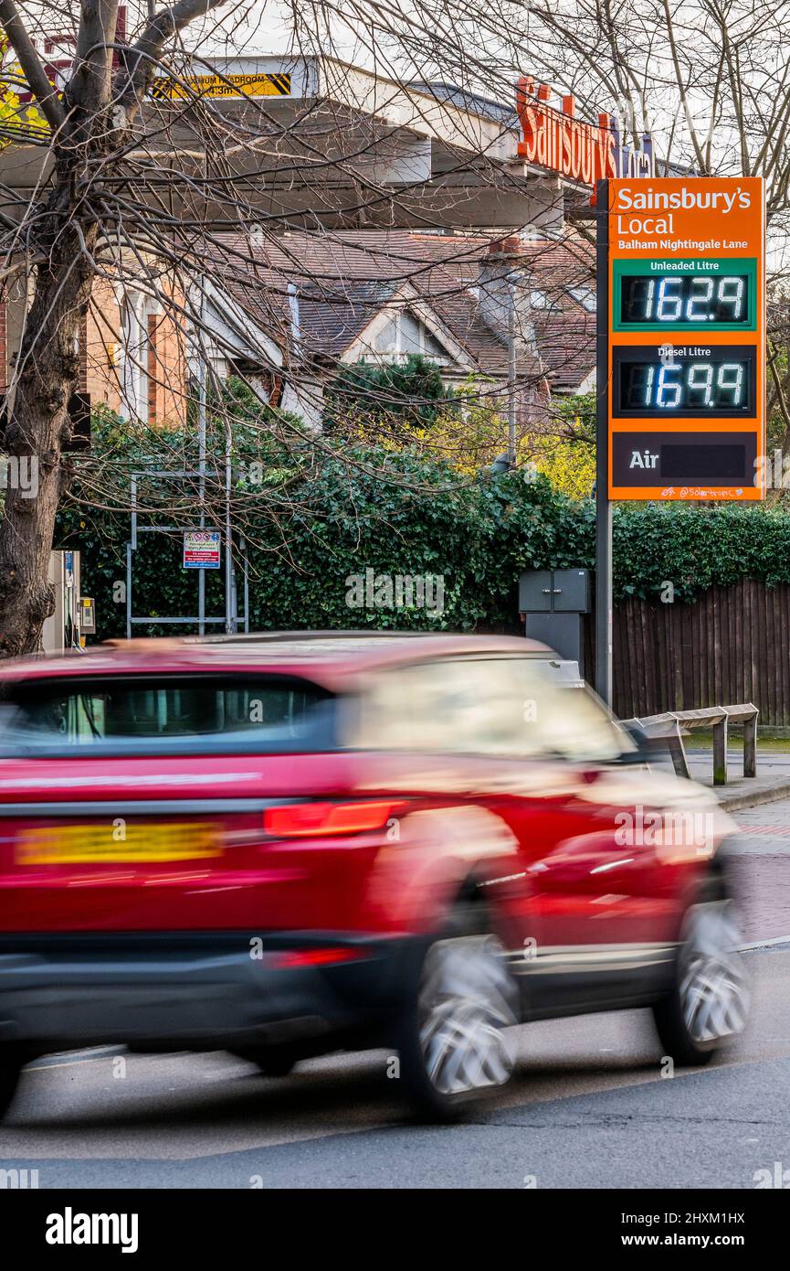 London, Großbritannien. 13. März 2022. Aufgrund der Folgen der ukrainischen Invasion durch Russland - Sainsburys Local in der Nähe von Clapham South - steigen die Kraftstoffpreise auf 162,9 pro Liter für bleifreie Grundstoffe und fast 170p für Diesel. Kredit: Guy Bell/Alamy Live Nachrichten Stockfoto