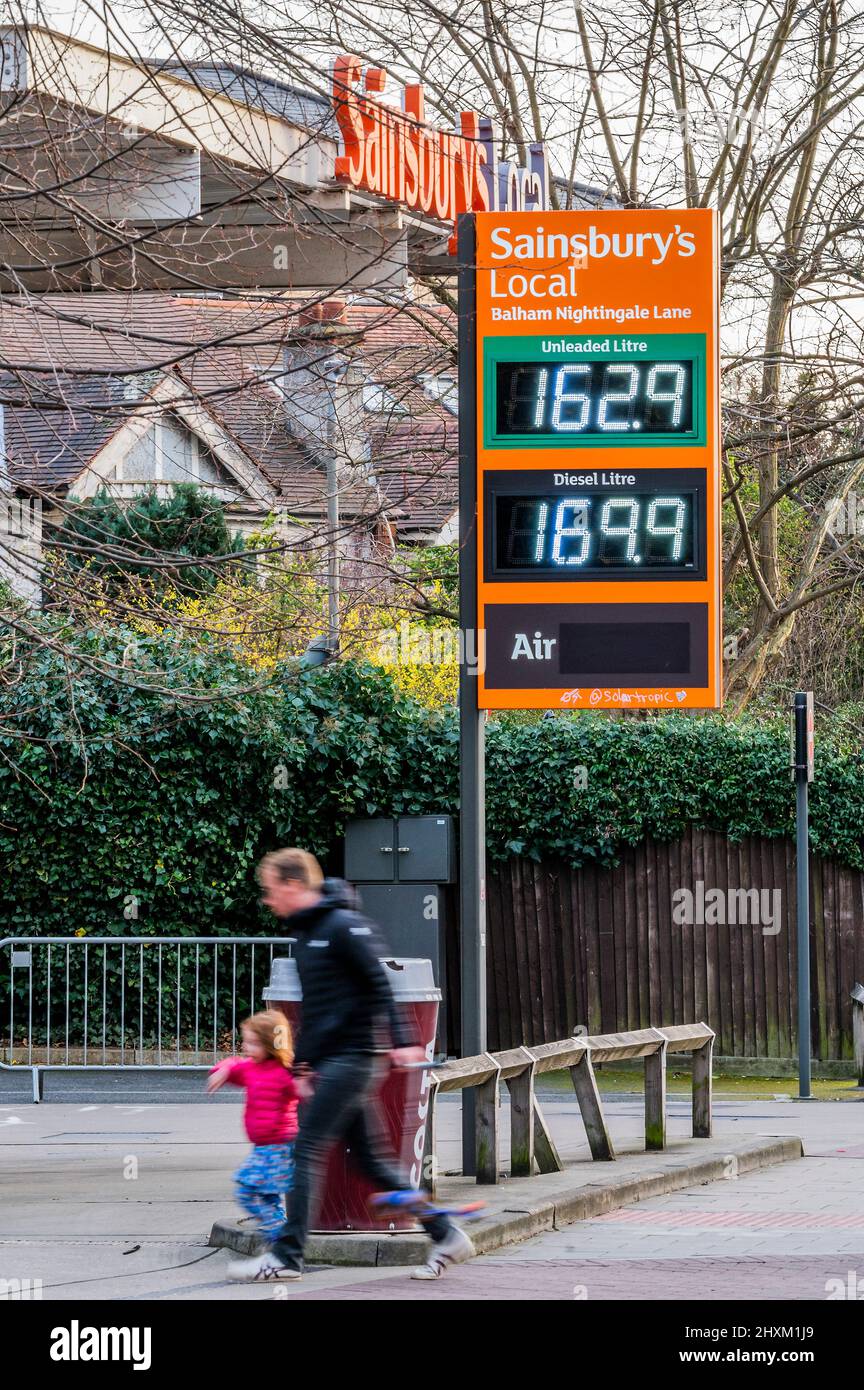 London, Großbritannien. 13. März 2022. Aufgrund der Folgen der ukrainischen Invasion durch Russland - Sainsburys Local in der Nähe von Clapham South - steigen die Kraftstoffpreise auf 162,9 pro Liter für bleifreie Grundstoffe und fast 170p für Diesel. Kredit: Guy Bell/Alamy Live Nachrichten Stockfoto