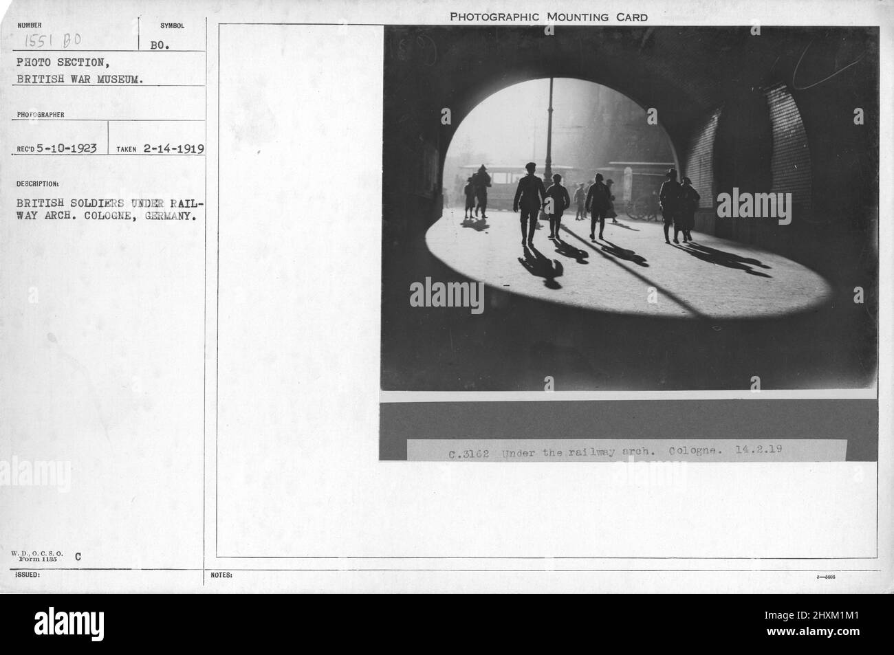 Britische Soldaten unter Eisenbahnbogen. Köln, Deutschland. 2-14-1919. Sammlung von Fotografien aus dem Ersten Weltkrieg, 1914-1918, die die militärischen Aktivitäten der britischen und anderen Streitkräfte und des Personals während des Ersten Weltkriegs darstellen Stockfoto