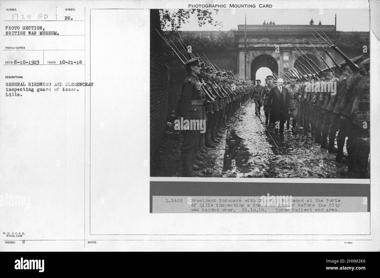 General Birdwood und Clemenceau inspizieren Ehrenwache. Lille. Sammlung von Fotografien aus dem Ersten Weltkrieg, 1914-1918, die die militärischen Aktivitäten der britischen und anderen Streitkräfte und des Personals während des Ersten Weltkriegs darstellen Stockfoto