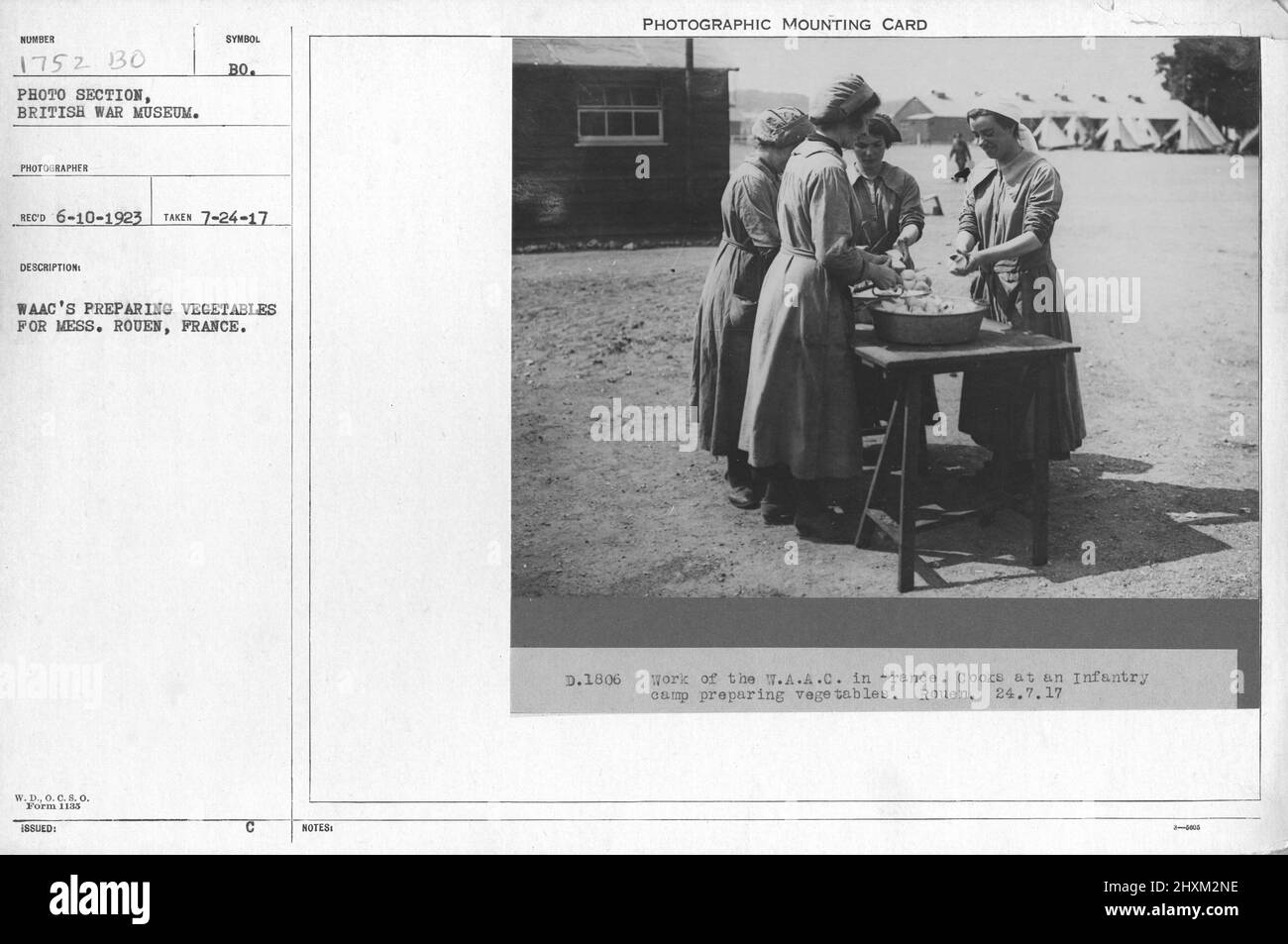 WAAC bereitet Gemüse für Unordnung vor. Rouen, Frankreich. Sammlung von Fotografien aus dem Ersten Weltkrieg, 1914-1918, die die militärischen Aktivitäten der britischen und anderen Streitkräfte und des Personals während des Ersten Weltkriegs darstellen Stockfoto
