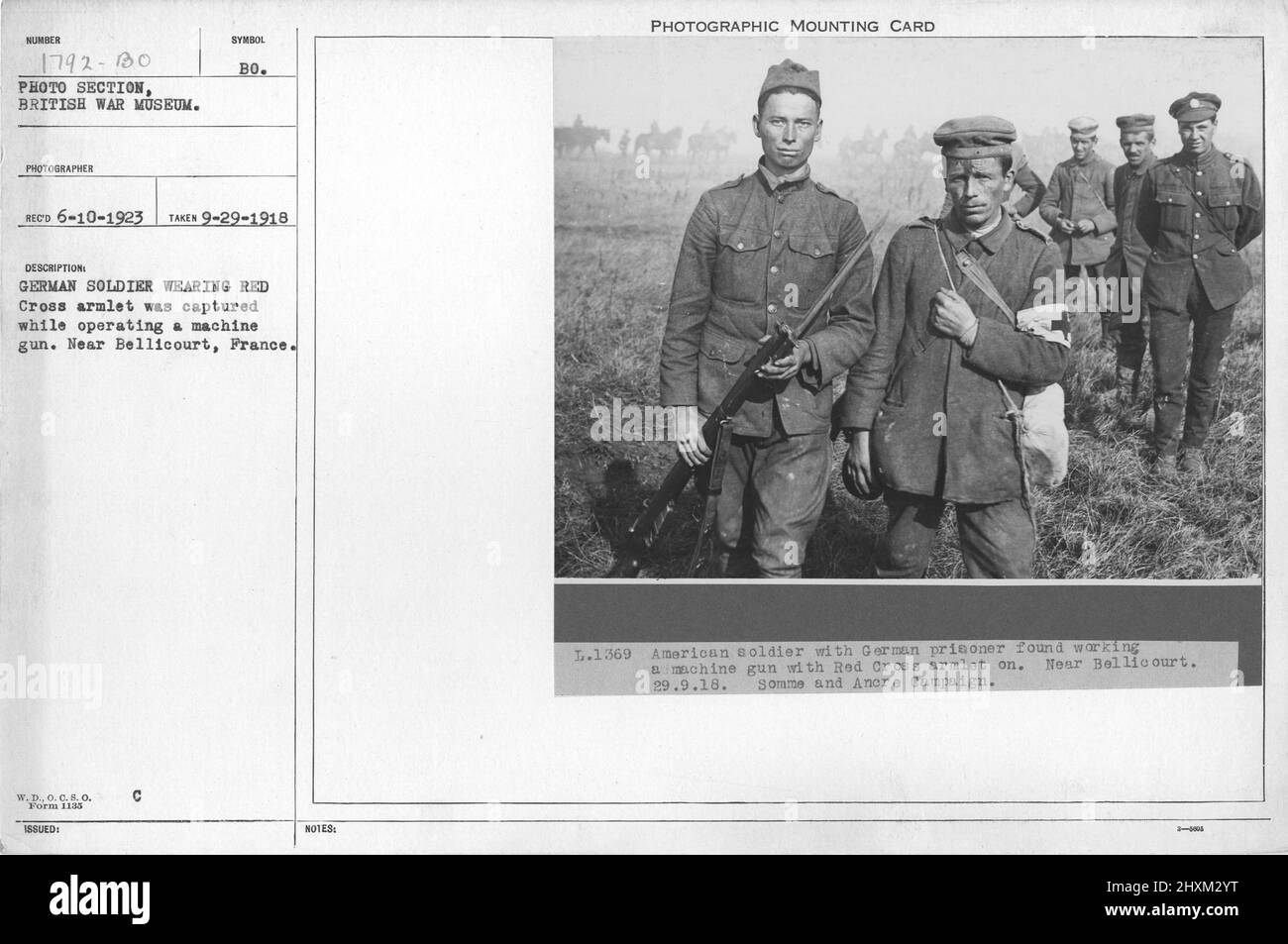 Deutsche Soldaten, die ein rotes Kreuz trugen, wurden während des Betriebs eines Maschinengewehrs gefangen genommen. In Der Nähe Von Bellicourt, Frankreich. Sammlung von Fotografien aus dem Ersten Weltkrieg, 1914-1918, die die militärischen Aktivitäten der britischen und anderen Streitkräfte und des Personals während des Ersten Weltkriegs darstellen Stockfoto