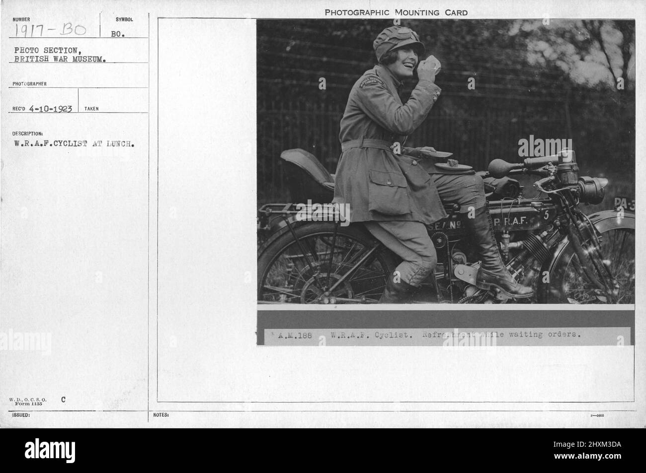 W.R.A.F. Radfahrer beim Mittagessen. Sammlung von Fotografien aus dem Ersten Weltkrieg, 1914-1918, die die militärischen Aktivitäten der britischen und anderen Streitkräfte und des Personals während des Ersten Weltkriegs darstellen Stockfoto
