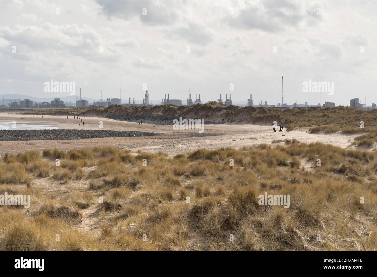 North Gare Beach, Hartlepool, Teesside, Großbritannien mit Blick auf die Stahlwerke in Redcar, die 2015 geschlossen wurden und wo der Abriss 2022 begann. Stockfoto