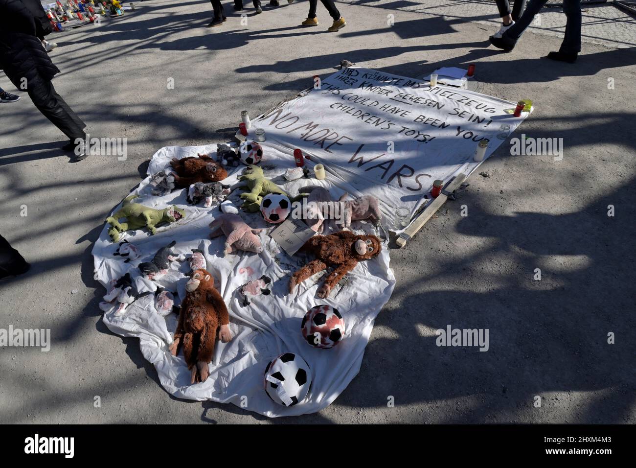 Protest gegen den Krieg vor der russischen Botschaft während des Krieges gegen die Ukraine in Berlin. Stockfoto