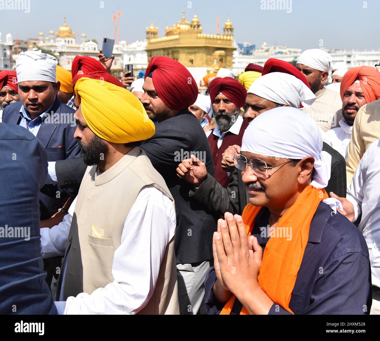 Amritsar, Indien. 13. März 2022. AMRITSAR, INDIEN - 13. MÄRZ: AAM Aadmi Party (AAP) nationaler Einberufler Arvind Kejriwal mit Punjab Chief Minister-designierter Bhagwant Mann zahlen Ehrerbietung am Golden Temple am 13. März 2022 in Amritsar, Indien. (Foto: Sameer Sehgal/Hindustan Times/Sipa USA) Quelle: SIPA USA/Alamy Live News Stockfoto