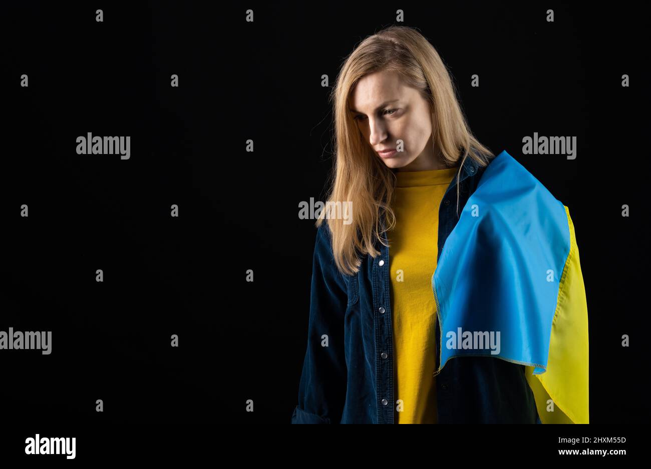 Frau mit ukrainischer Flagge Stockfoto