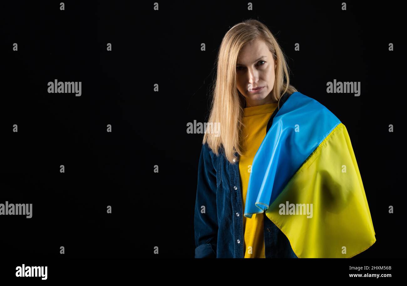Frau mit ukrainischer Flagge Stockfoto