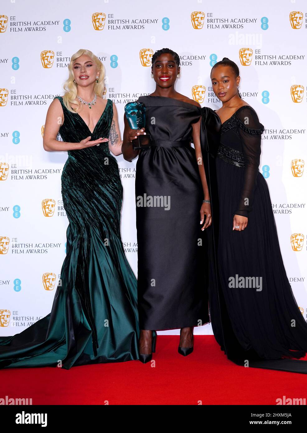 Lashana Lynch (Mitte) im Presseraum zusammen mit Lady Gaga und Bukky Bakray, nachdem er den EE Rising Star Award bei den British Academy Film Awards 75. in der Royal Albert Hall in London gewonnen hatte. Bilddatum: Sonntag, 13. März 2022. Stockfoto