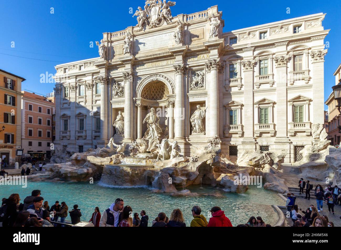 Touristen, die den erstaunlichen Fontana di Trevi besuchen Stockfoto