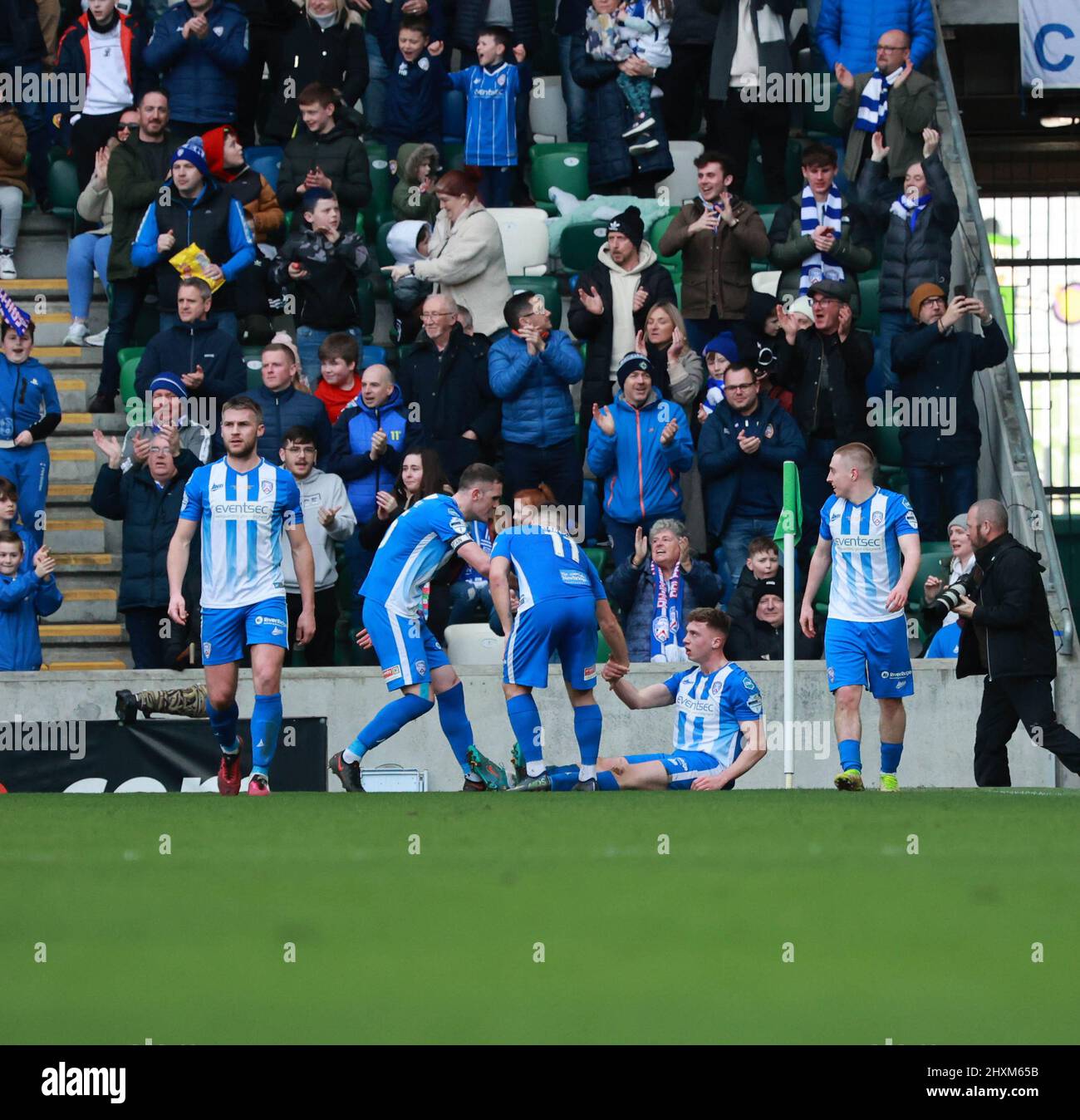 Windsor Park, Belfast, Nordirland, Großbritannien. 13 März 2022. Finale des BetMcLean League Cup – Cliftonville gegen Coleraine. Das heutige Spiel zwischen Cliftonville (rot) und Coleraine ist das erste große Fußballfinale der heimischen Pokalmeisterschaft, das an einem Sonntag in Nordirland ausgetragen wird. Aktion aus dem heutigen Finale. Matthew Shevlin bringt Coleraine voran.Quelle: CAZIMB/Alamy Live News. Stockfoto