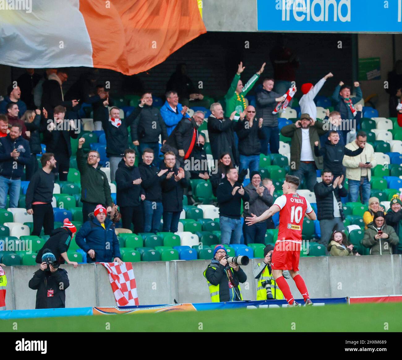 Windsor Park, Belfast, Nordirland, Großbritannien. 13 März 2022. Finale des BetMcLean League Cup – Cliftonville gegen Coleraine. Das heutige Spiel zwischen Cliftonville (rot) und Coleraine ist das erste große Fußballfinale der heimischen Pokalmeisterschaft, das an einem Sonntag in Nordirland ausgetragen wird. Aktion aus dem heutigen Finale. Paul O'Neill (10) schafft es 3-2 nach Cliftonville und feiert. Kredit: CAZIMB/Alamy Live Nachrichten. Stockfoto