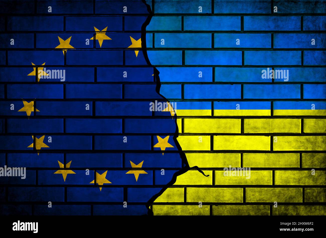 Europa und die Ukraine Flaggen Hintergrund. Europäische Union und Ukraine, NATO. Konflikt, Protest und russische Invasion, Kriegskonzept Stockfoto