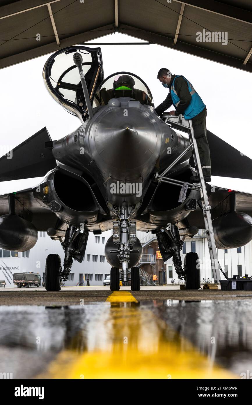 Ein französischer Flugzeugbetreuer überprüft seinen Rafale-Kampfflugzeug auf dem Luftwaffenstützpunkt Mont-de-Marshan, während er sich auf den Start einer Kampfluftpatrouille (CAP) über Polen vorbereitet. Am 24. Februar begann die französische Luftwaffe, über Polen zu fliegen, was zur Sicherheit des Himmels über dem östlichen Teil der Allianz beiträgt. (Foto: NATO) Stockfoto