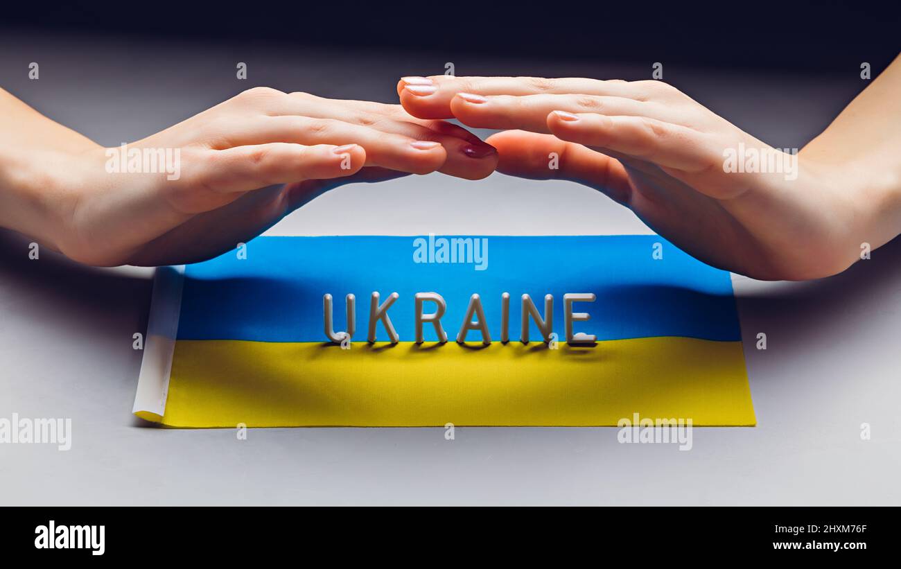 Das Konzept der Schließung des Himmels über der Ukraine. Schutz der Ukraine vor russischer Aggression Stockfoto