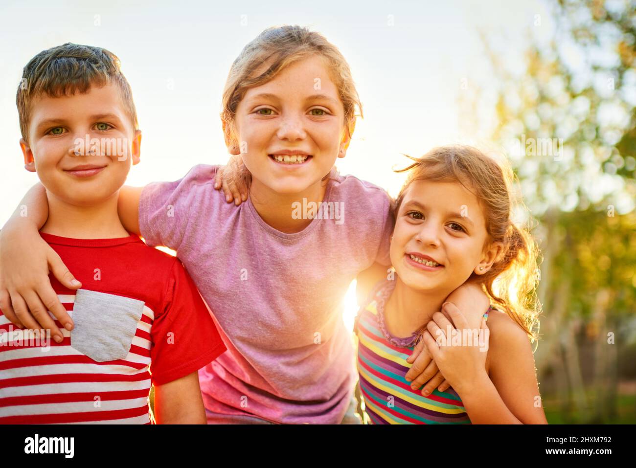 Es ist immer eine tolle Zeit, wenn zusammen waren. Porträt einer Gruppe von kleinen Kindern, die im Freien zusammen spielen. Stockfoto