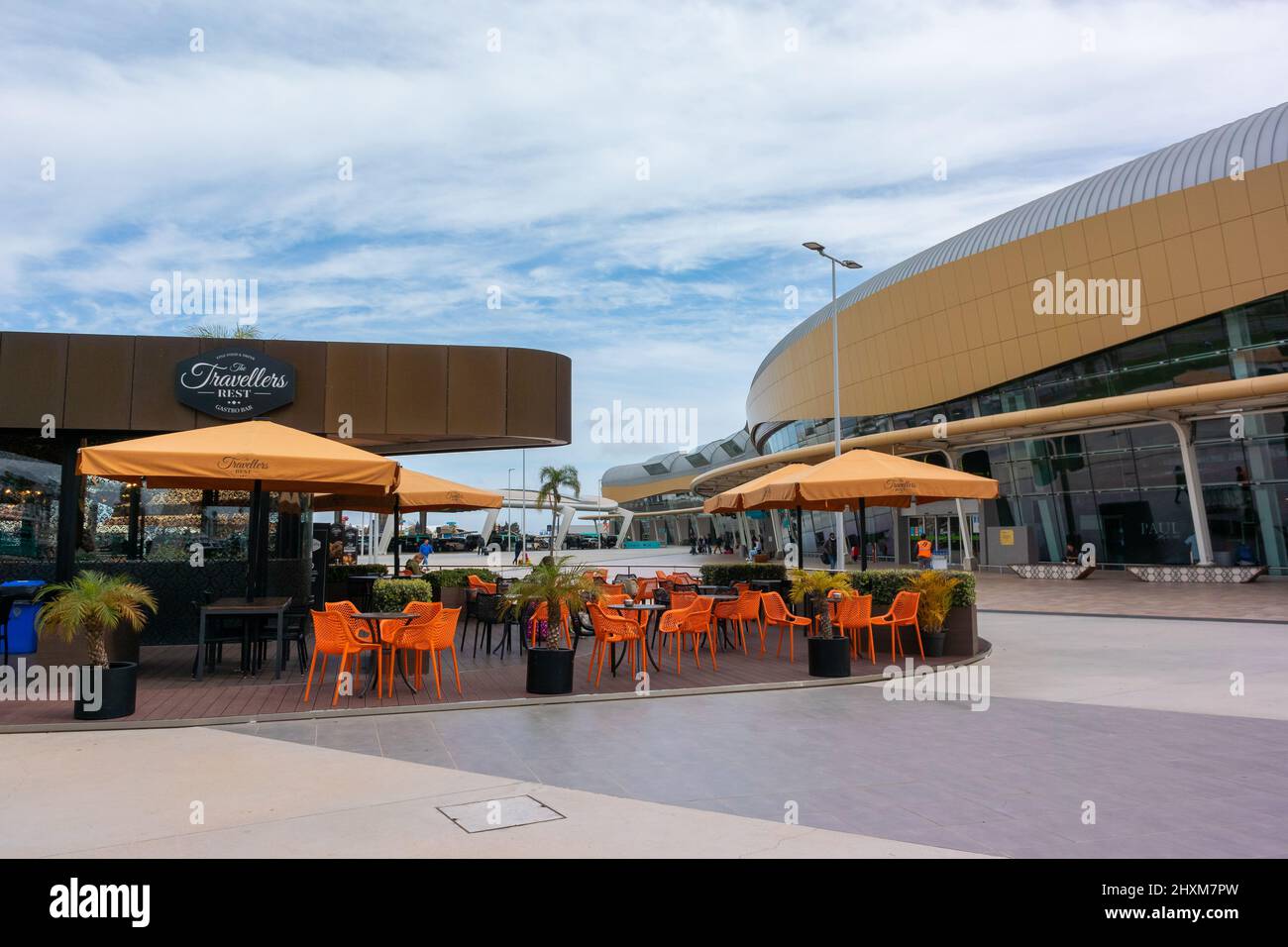 Faro, Portugal, Leere Restaurantterrasse, Außerhalb, Internationaler  Flughafen, Tische Regenschirme Stockfotografie - Alamy