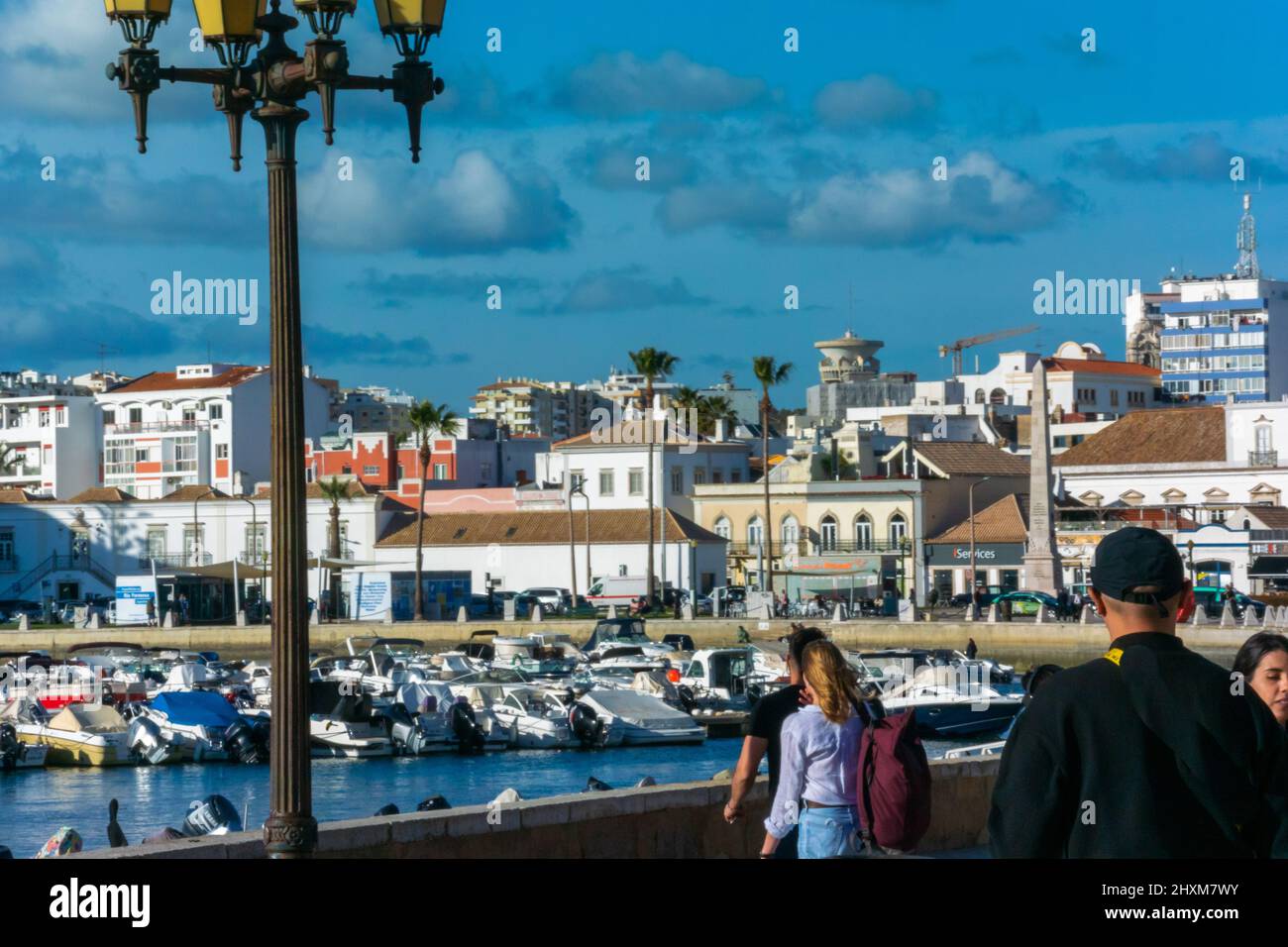 Faro, Portugal, Kleingruppen, Touristen zu Fuß, Stadtansicht vom Hafen, mit Booten, moderne Wohnhäuser, Altstadt von faro Stockfoto