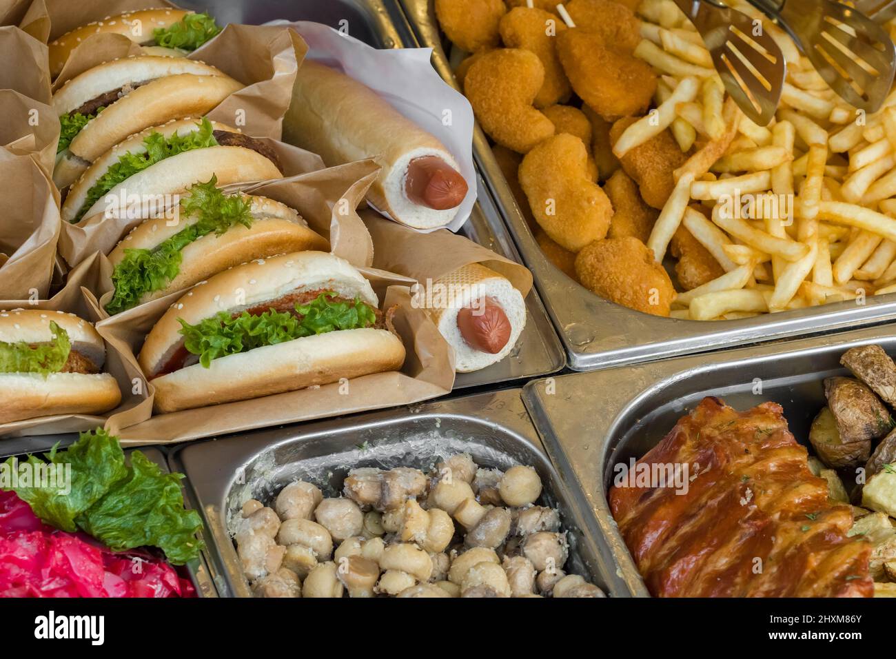 Schaufenster mit verschiedenen Fast Food auf dem Street Food Markt Stockfoto