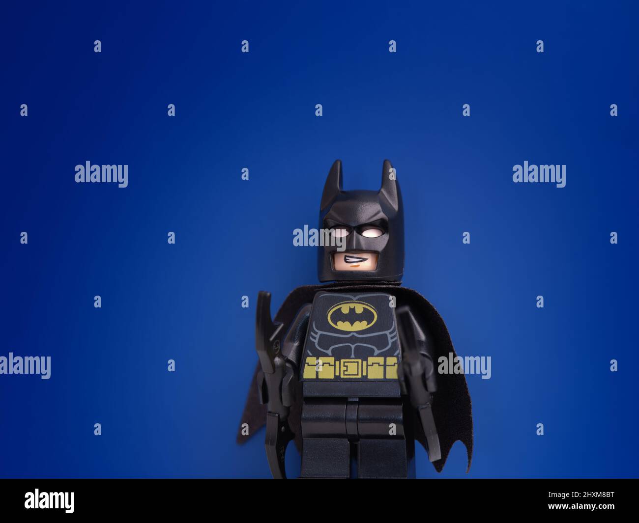 Tambow, Russische Föderation - 11. März 2022 Eine Lego Batman Minifigur, die auf blauem Hintergrund steht. Nahaufnahme. Stockfoto