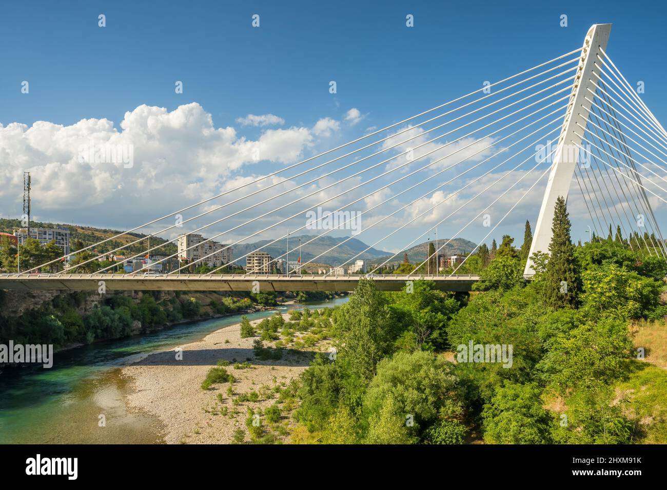 Millenium-Brücke über den Fluss Moraca in Podgorica, Montenegro Stockfoto
