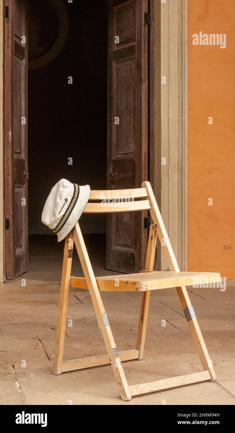 „Gone Fishing“ - Kunstfotografie oder Hut und Stuhl Stockfoto