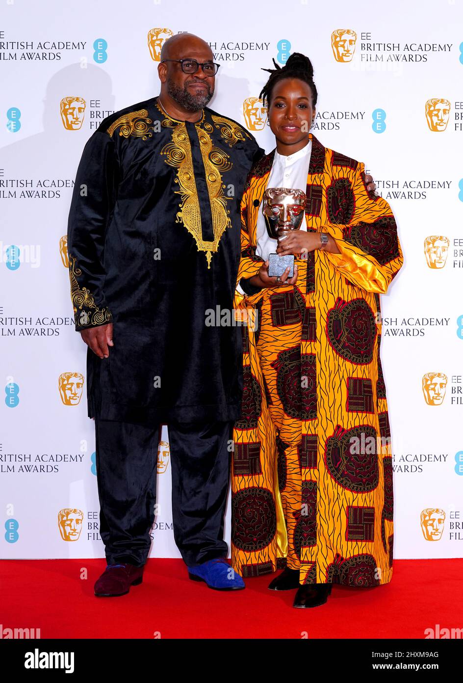 Gamal Turawa und Oteka werden im Presseraum geehrt, nachdem sie den British Short Film Award for Black Cop bei den British Academy Film Awards 75. in der Royal Albert Hall in London gewonnen haben. Bilddatum: Sonntag, 13. März 2022. Stockfoto