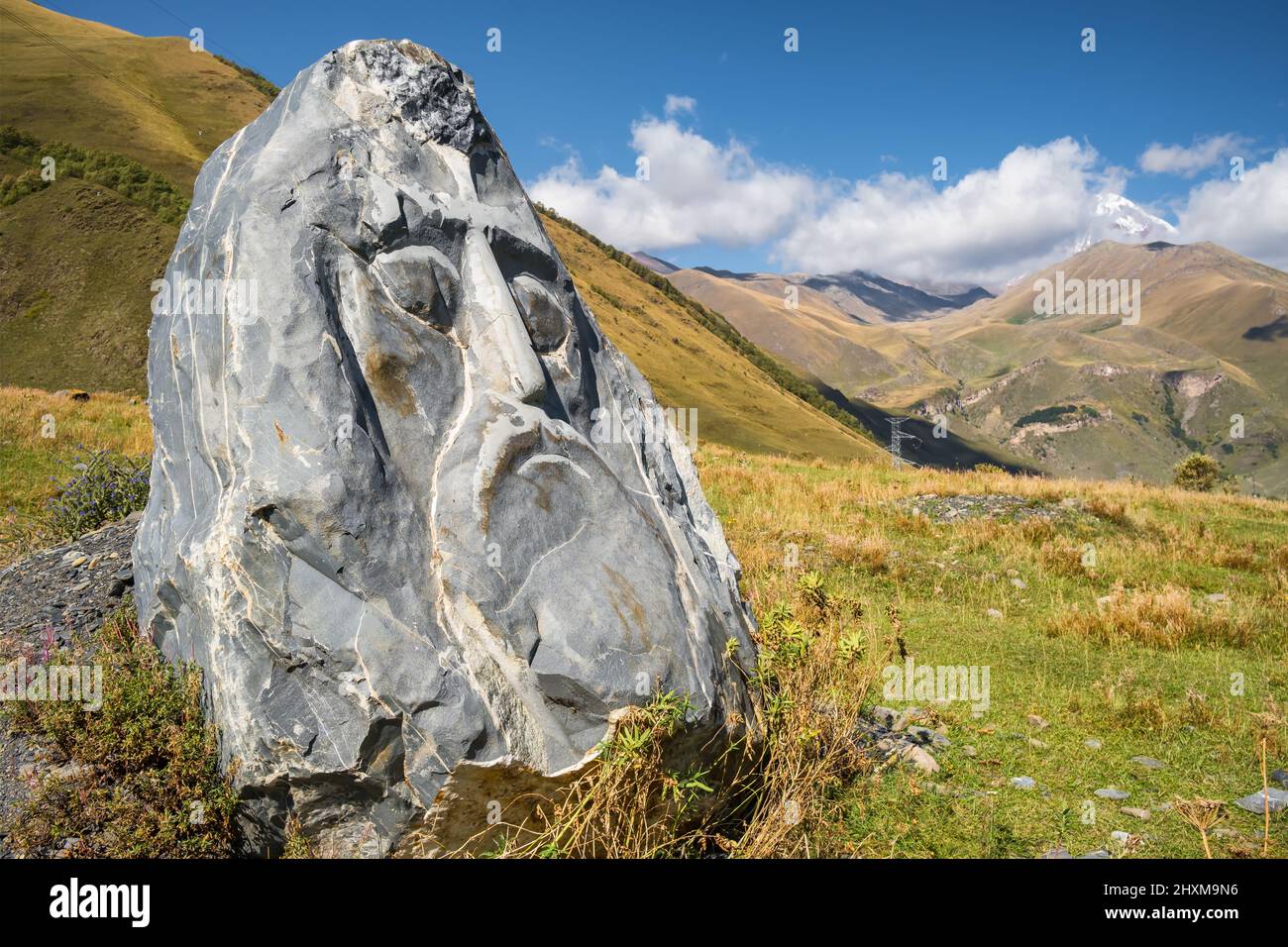 Steingesichter Skulpturen im Dorf Sno im Kaukasus, Georgien Stockfoto