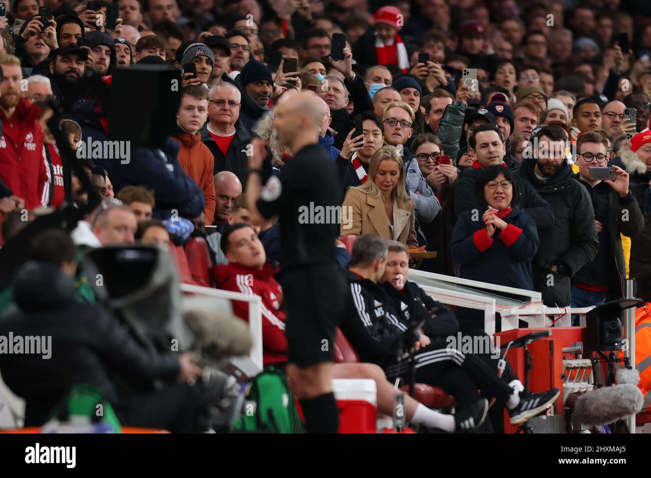 13.. März 2022 ; The Emirates, Islington, London, England. Premier League Football, Arsenal gegen Leicester City: Arsenal-Fans sehen Schiedsrichter Anthony Taylor bei der Überprüfung des VAR-Monitors Stockfoto