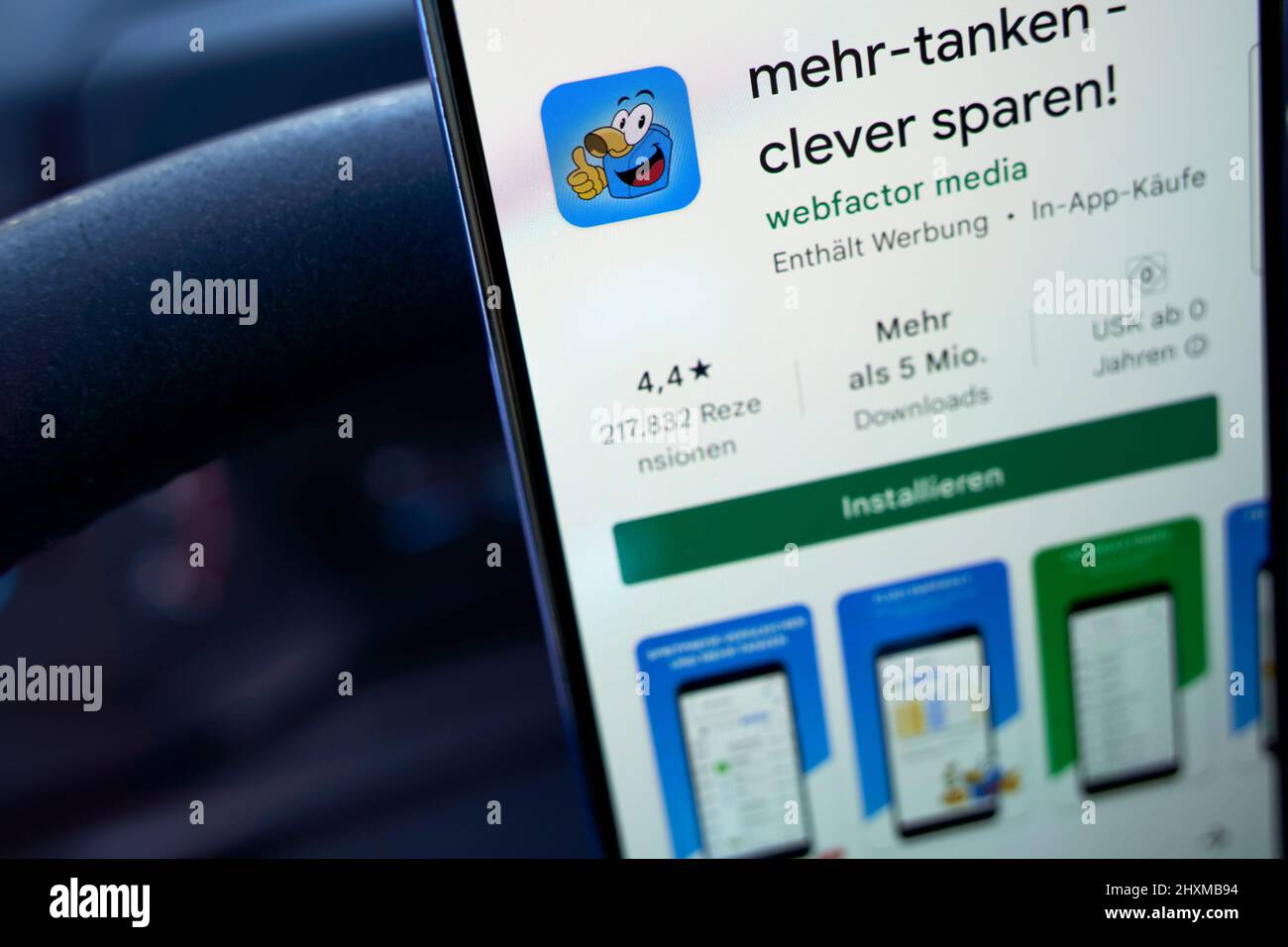 Stuttgart, 11. März 2022: App mehr-tanken-clever sparen, findet billigsten Kraftstoff, Diesel und Benzin an Tankstellen. Smartphone Stockfoto