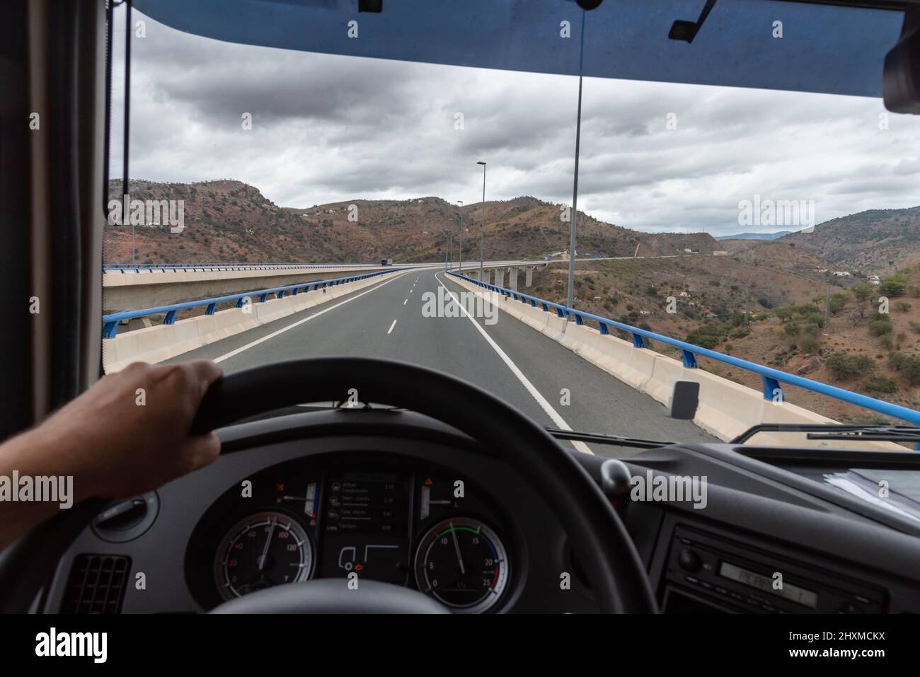 Blick auf die Autobahn vom Fahrersitz eines Lkw an einem bewölkten Tag. Stockfoto